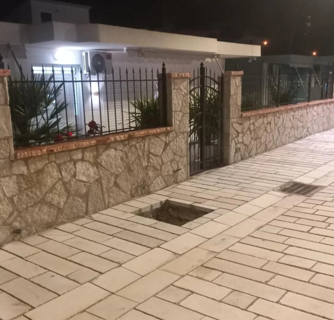 Arjan Dyli Guesthouse 사밀