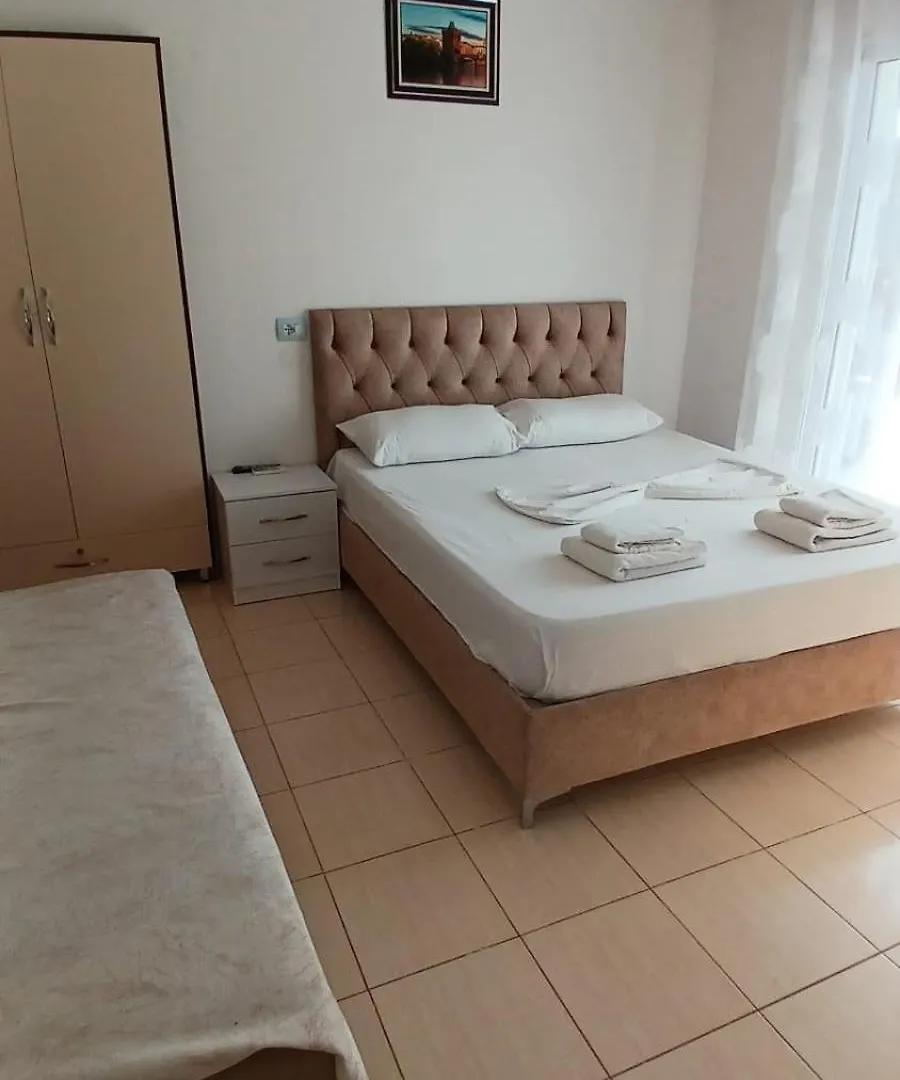 Arjan Dyli Guesthouse 사밀